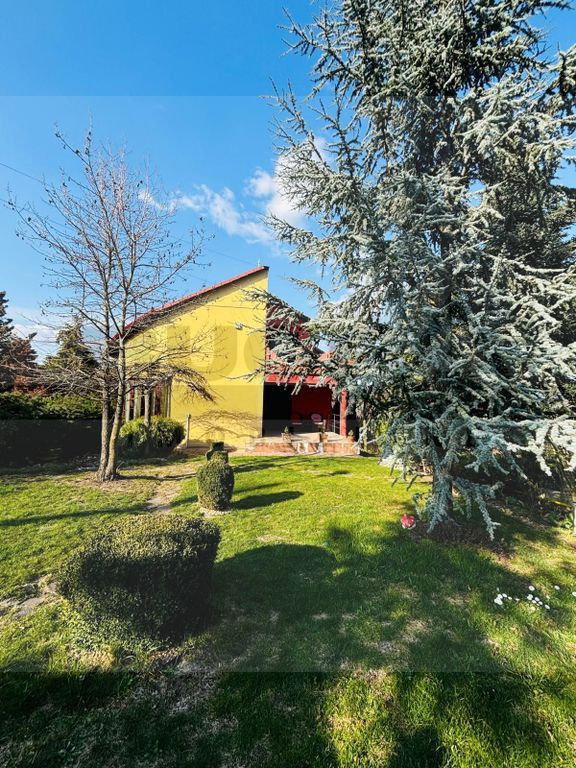 Casa individuala 145 utili, 678 teren, gradina, zona E. I...