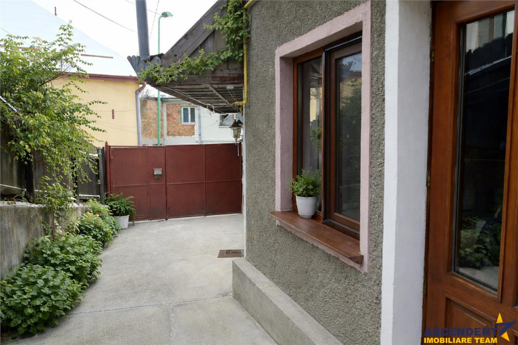 Casuta singura in curte, in Cetatea Medievala a Brasovului