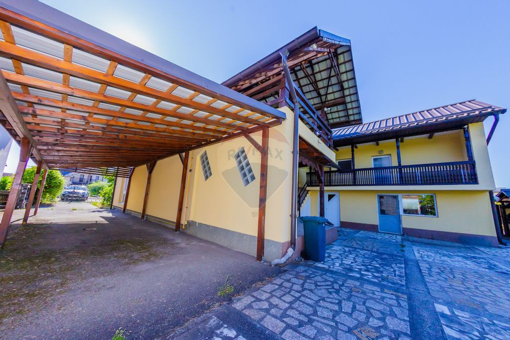 Casă cu 7 camere, 10 ari de vânzare la drumul principal...