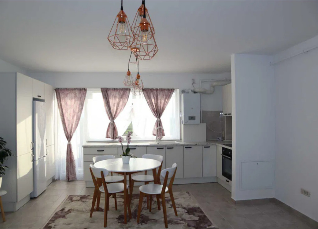 Apartament 2 camere, decomandat - zona Tractorul