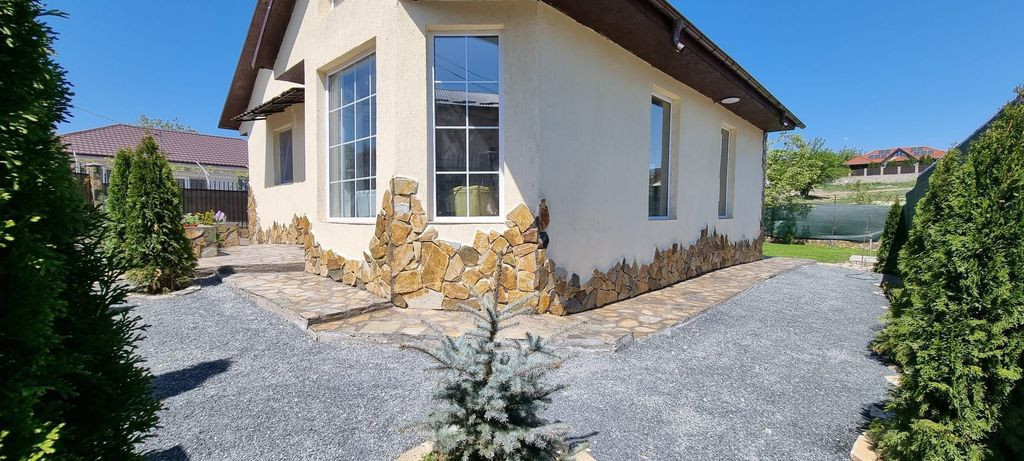 De inchiriat, vila noua - Bariera Traian - Lacul Brates