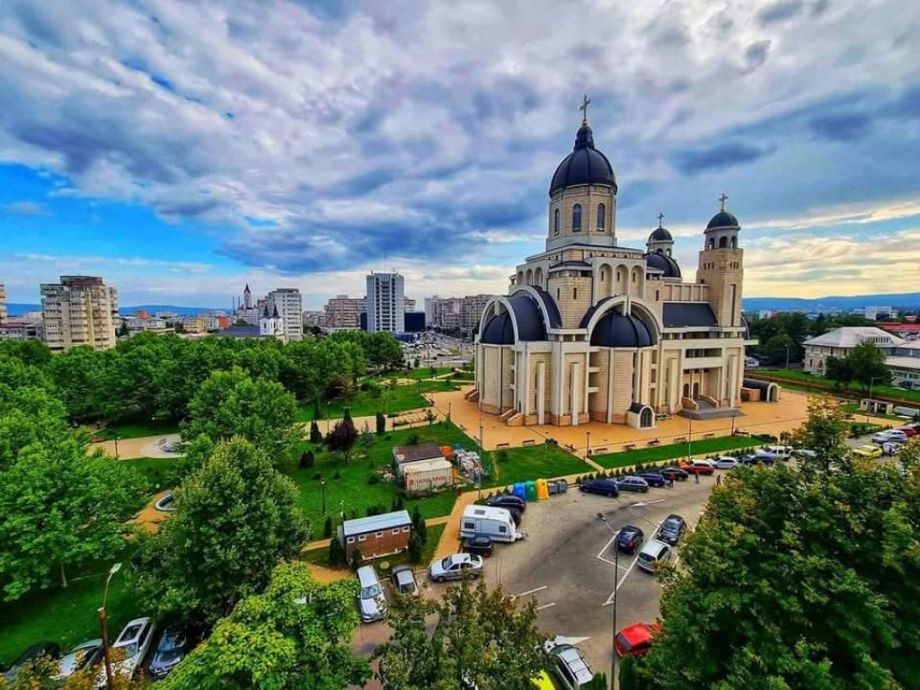 Zonă Centrală- spațiu vizibil stradal- amenajat salon mod