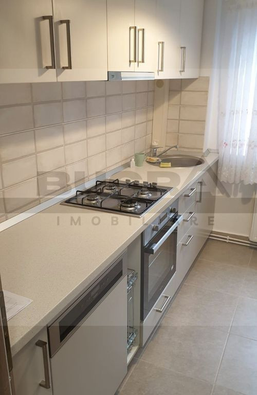 Apartament de 3 camere, modern,70mp,parcare, zona Piata H...
