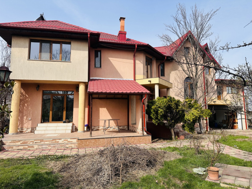 Vila superba 526 mp construiti, 765 mp teren, P+1+M+P, Chia