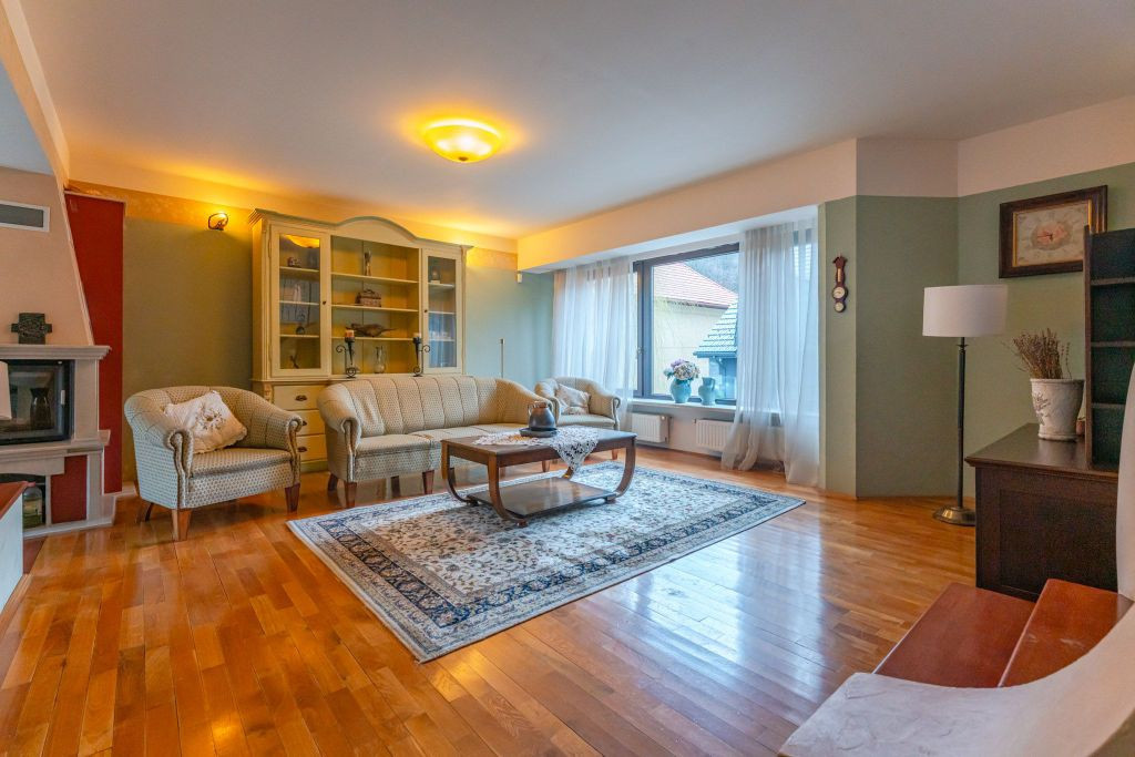 Casă individuală cu 7 camere lângă AFI Mall, ideală ...