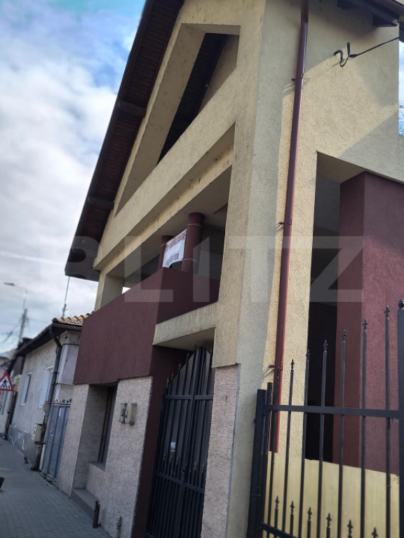 Casa spatioasa de vinzare,ideala atat pentru locuit ,inves