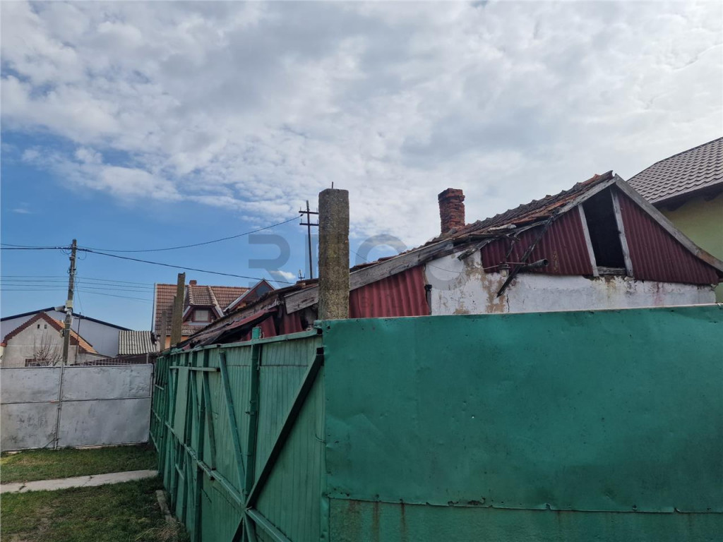 Casa de demolat cu teren mare in Bors