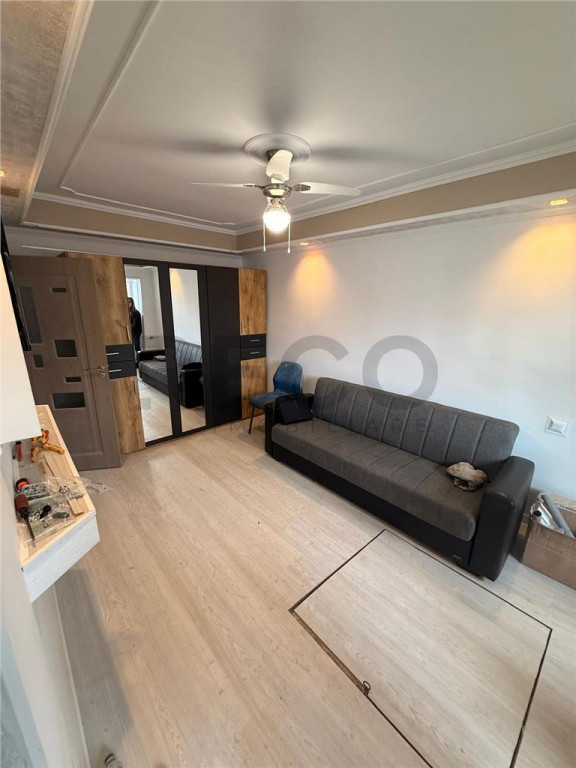 Garsoniera complet renovata, parter, cu spatiu generos de de