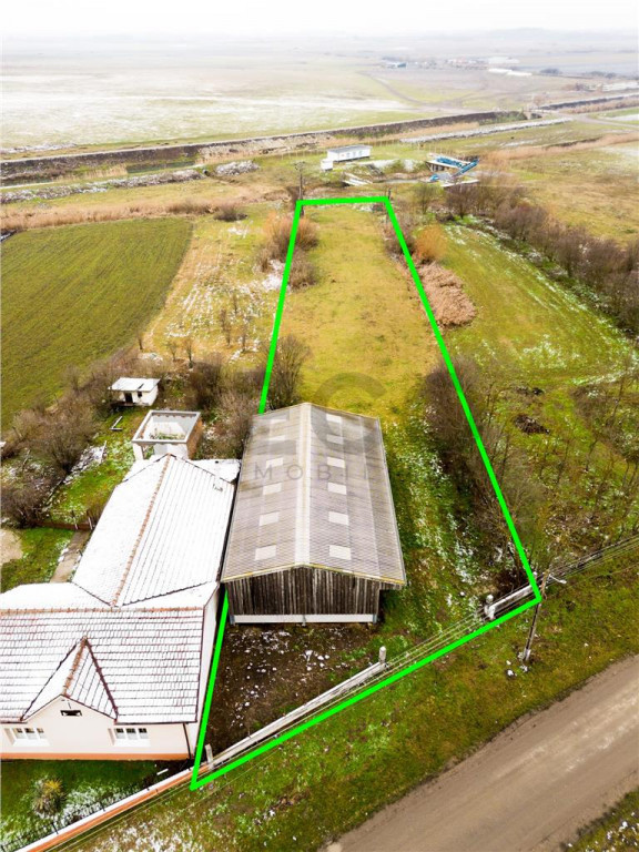 RECO . Teren intravilan cu hala metalica in Roit .