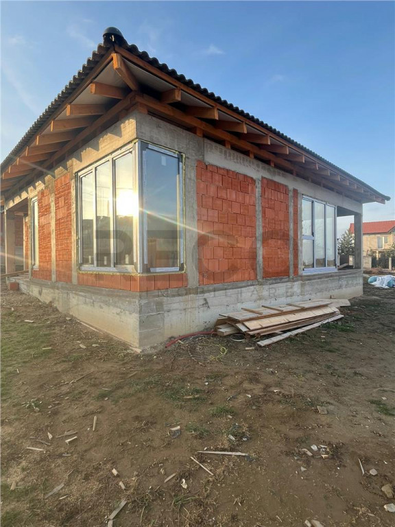 RECO Casa plan parter cu 3 dormitoare-la rosu- Paleu