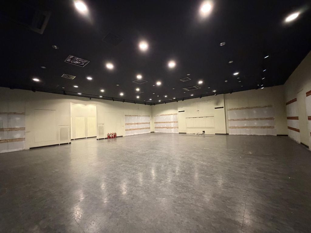 Zona 1 Decembrie - Complex sp 252 mp open space vitrina 1...