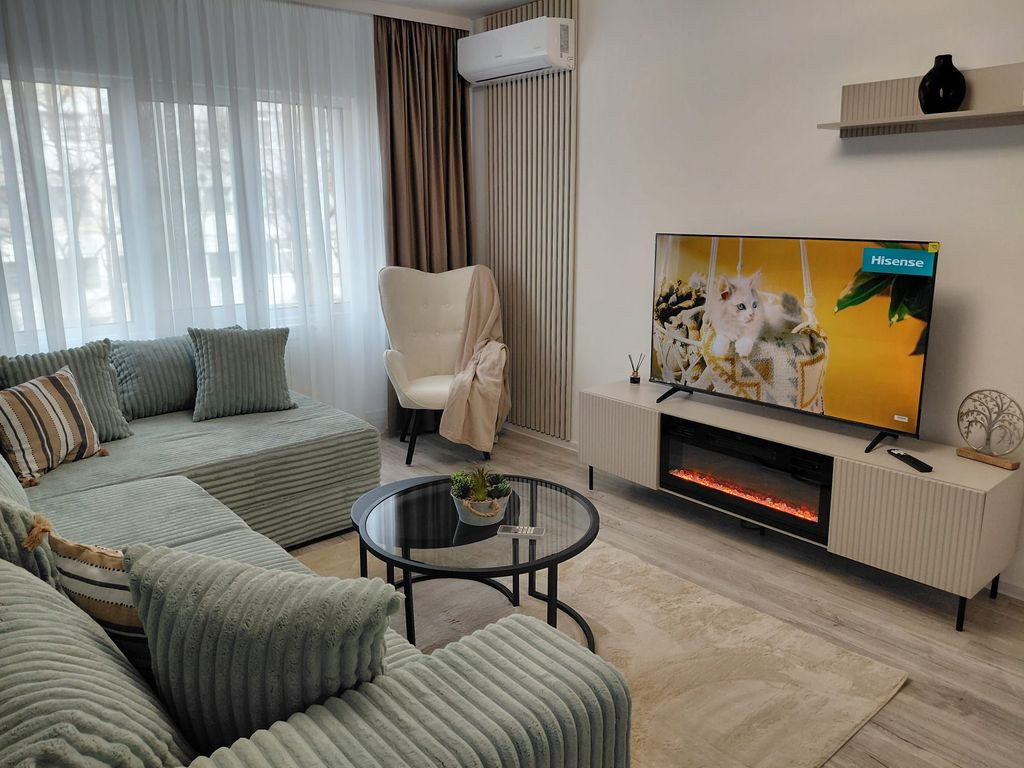 Vanzare - apartament cu 3 camere, Micro 16, renovat, mobi...