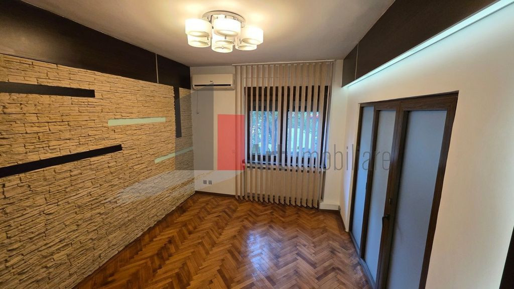 Apartament cu 3 camere de vanzare-Piata Victoriei
