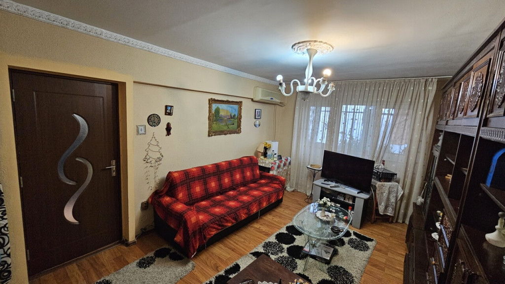Blv BUCURESTI - 2 camere decomandat ,8/8 , liber -68500 euro