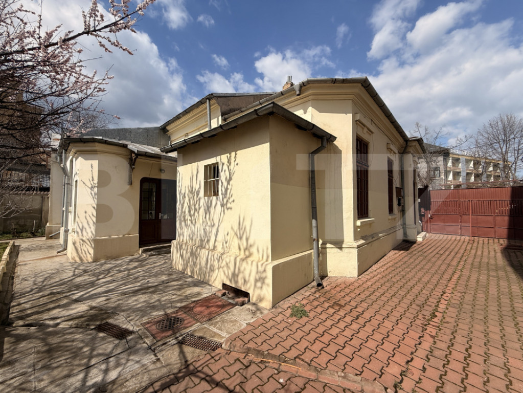 Casă S + P + Pod 200 mp, teren 427 mp, vad auto și pietona