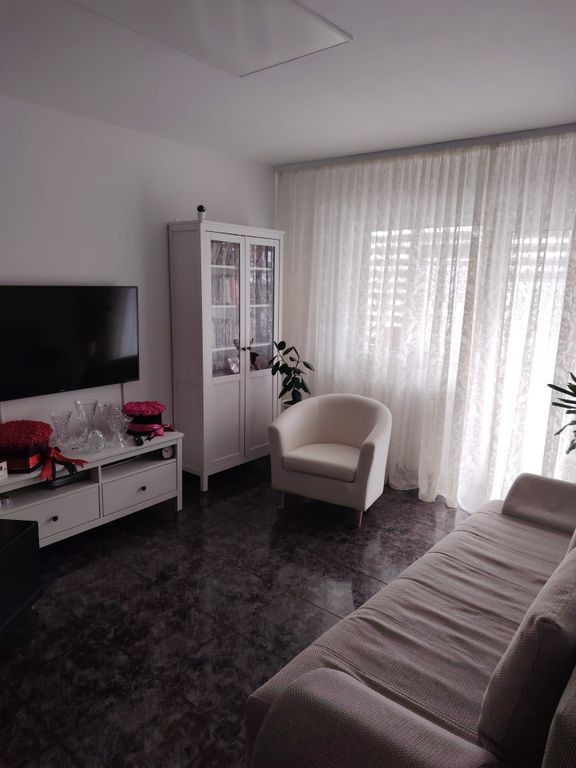 Tomis 1, apartament cu doua camere decomandate.