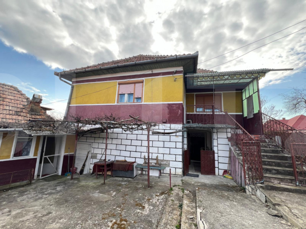 Casa renovabila de vanzare cu teren de 2100 mp