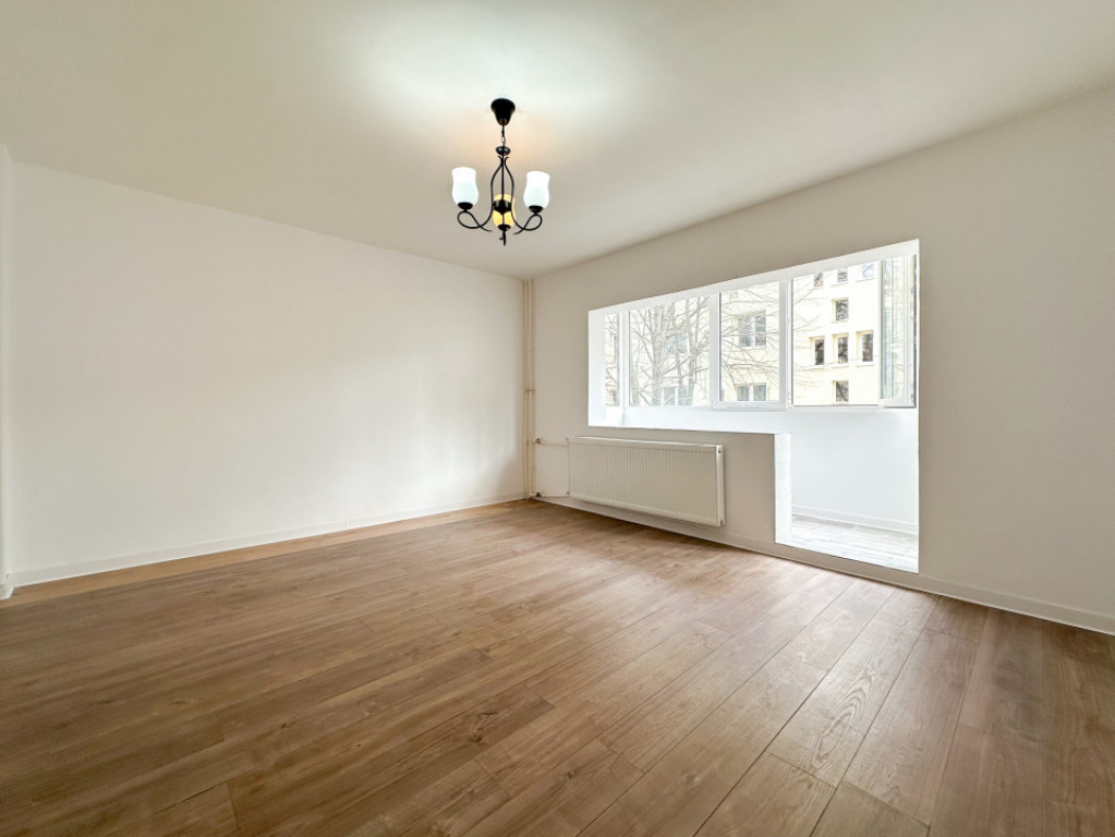 Lângă parc, renovat complet, gata să devină al tău. Tot