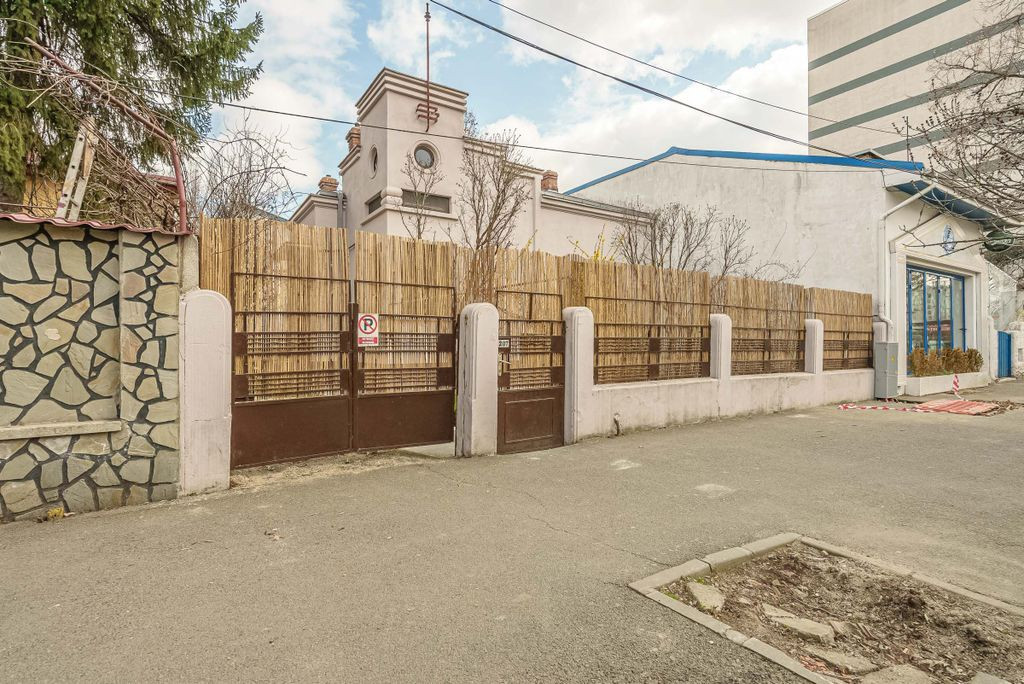 Piata Muncii - Decebal, casa 87 mp totali, 179 mp curte l...