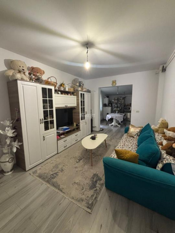 Apartament 3 camere , semidecomandat, loc de parcare si curt