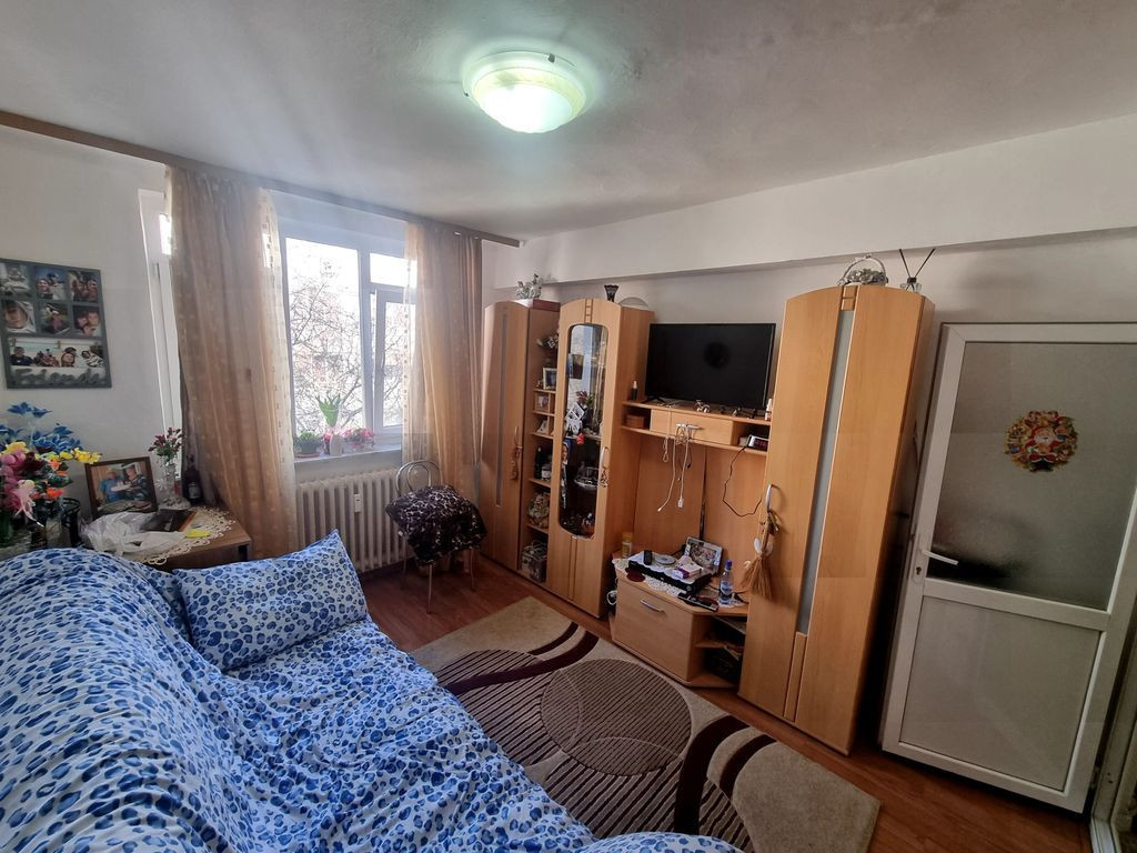 Piata CET - garsoniera transformata in 2 camere