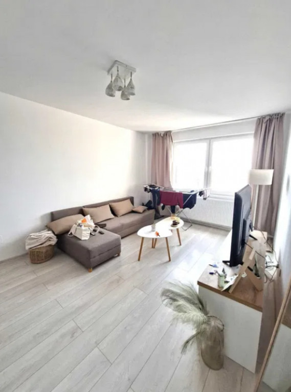 Apartament 2 camere, semidecomandat - zona Garii