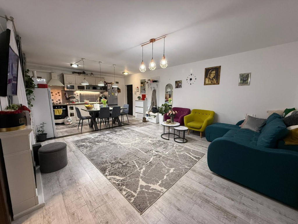 Apartament 3 camere, et.1, 2 balcoane, parcare privata Floresti