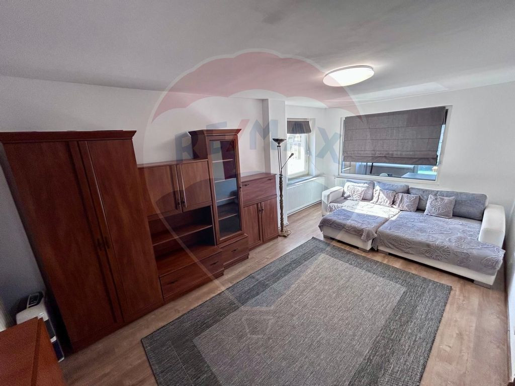 Apartament spatios cu terasa de inchiriat