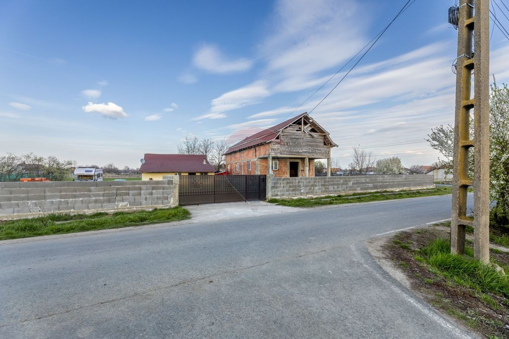 Casă cu 4 camere + anexa și teren 2056mp de vânzare Ir...