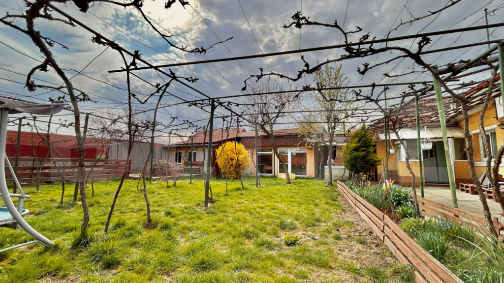 Casă cu 4 camere, de închiriat în cartierul Tineretului