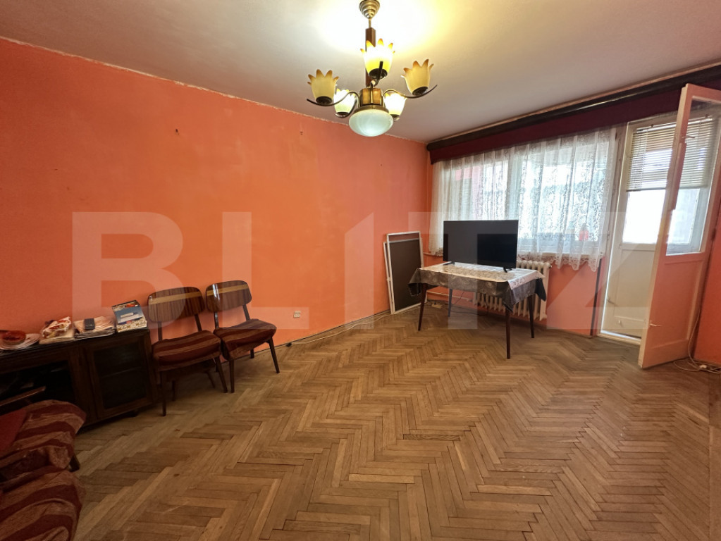 Apartament 3 camere, decomandat, 66 mp, zona Piata , Valea R