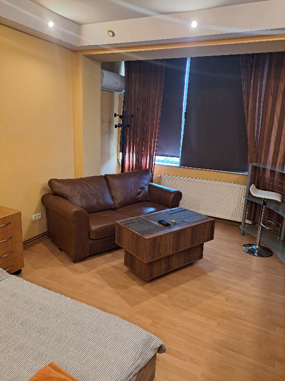 Inchiriez garsoniera, Deva,langa Primarie, etaj 1, pentru BIROU