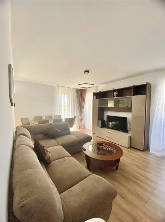 Apartament 2 camere, decomandat - zona Tractorul