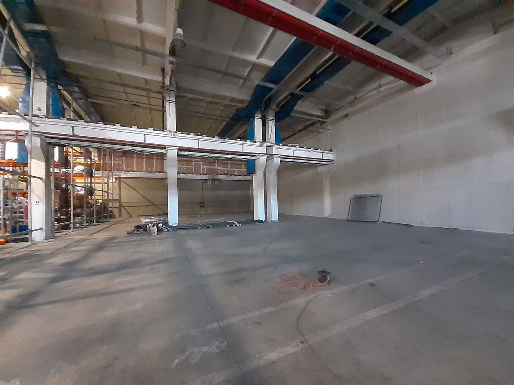 Hala 1020mp in zona Titan, bd. 1 decembrie 1918