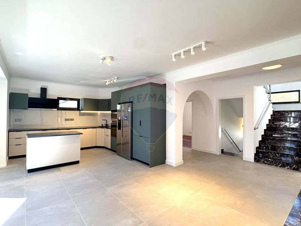 Vila individuala, 7 camere, 2 garaje, curte - Pipera, Cor...