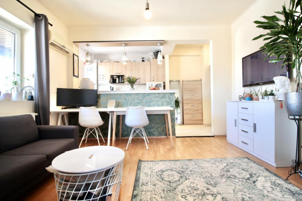 DOROBANTI, CAPITALE-LONDRA, STUDIO COCHET, MOBILAT COMPLET