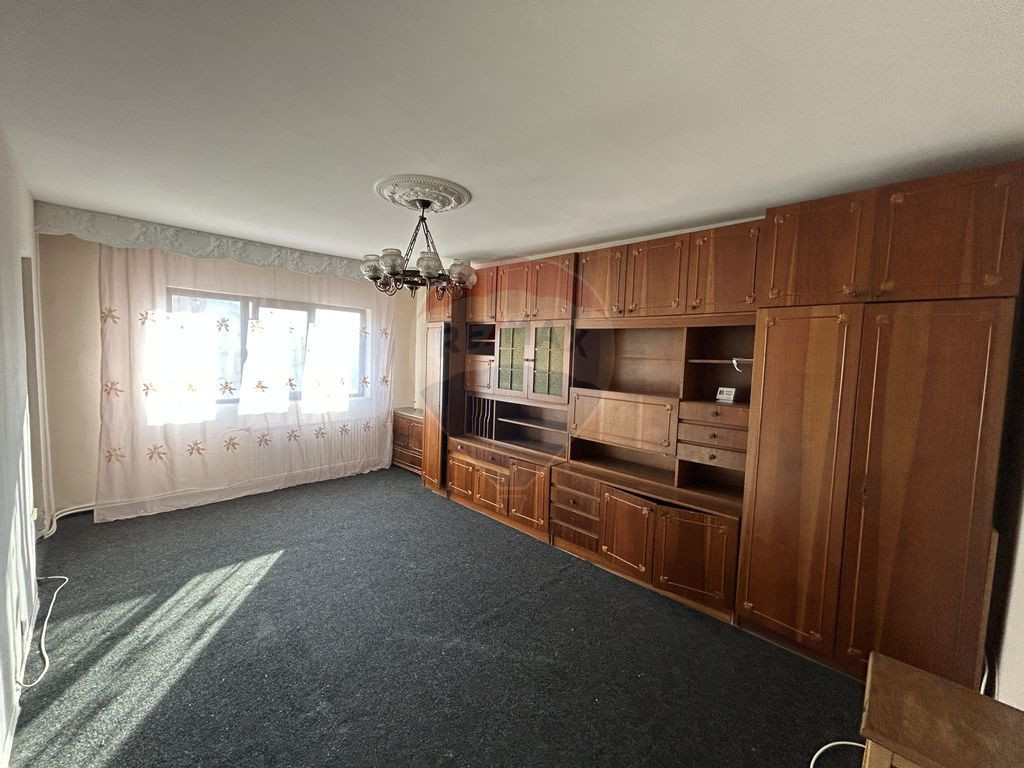 Apartament cu 3 camere decomandat de închiriat în zona ...