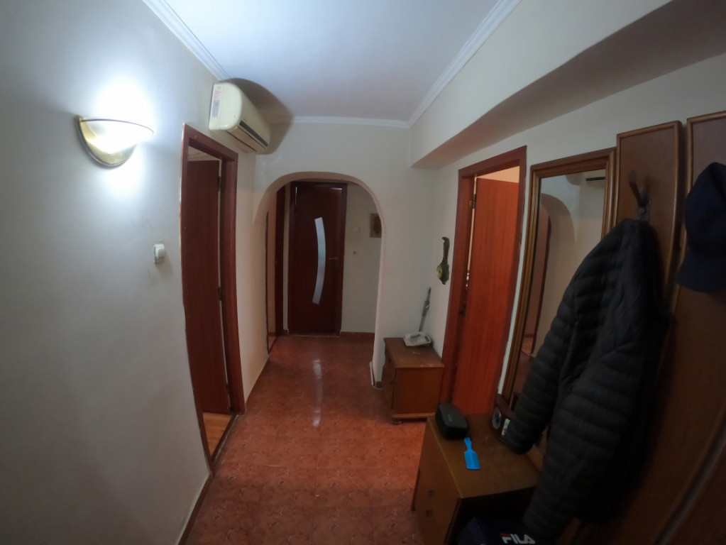 Apartament cu 3 camere la etajul 3/4 decomandat izolat termi