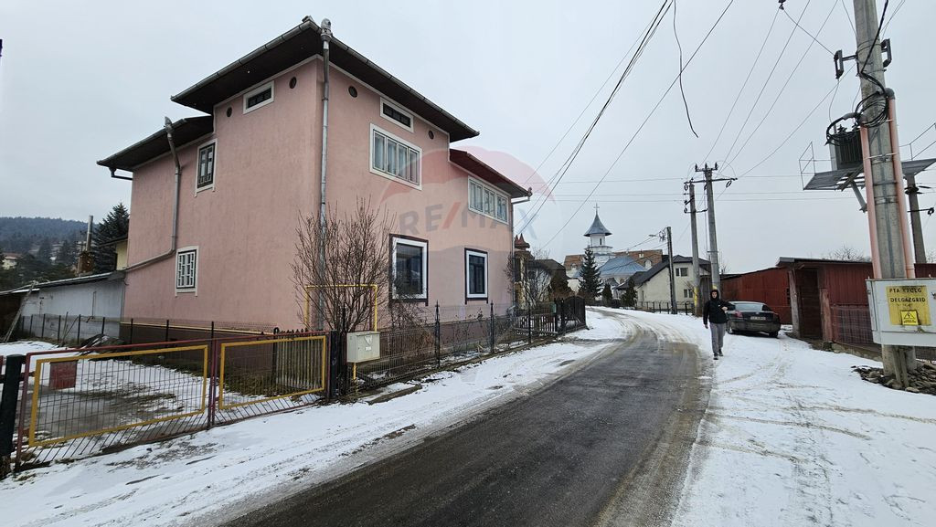 Casă / Vilă de vânzare în Campulung Moldovenesc, Suceava