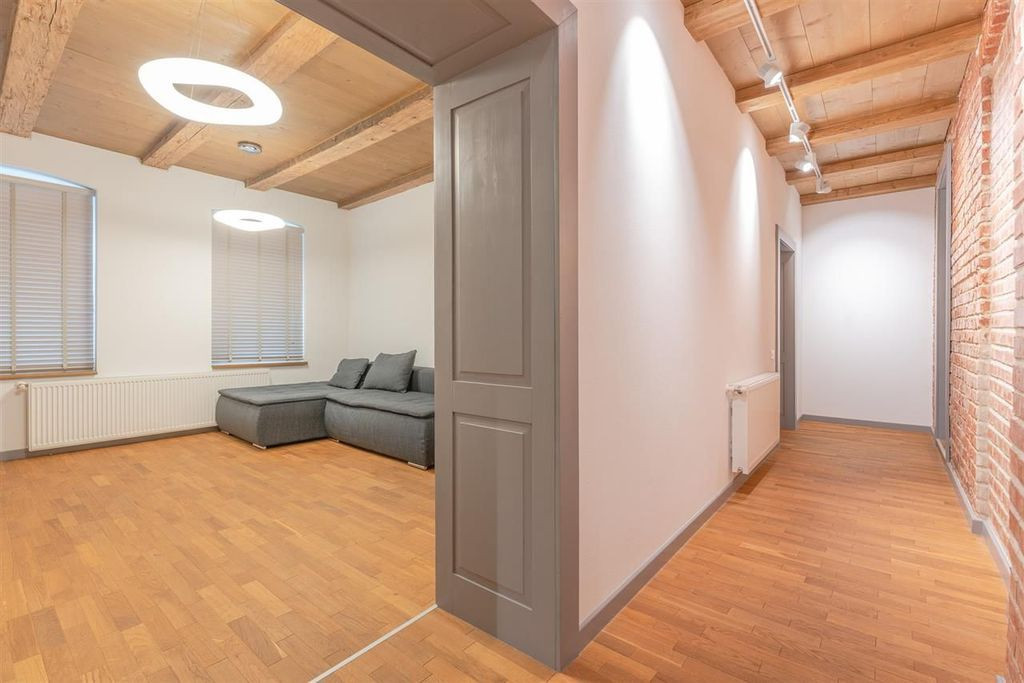 Locuință de 71 mp renovată integral și complet utilat...