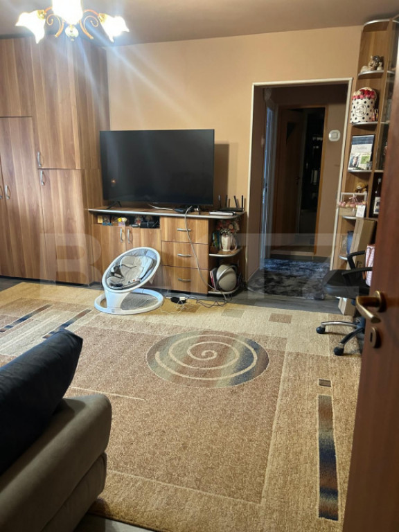 Apartament cu 3 camere, decomandat, etaj 3/4, dublă orienta