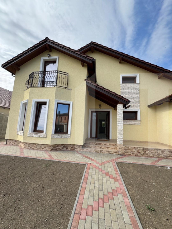 Casa Indivuala de vanzare-5 camere-4 bai-toate utilitatile.