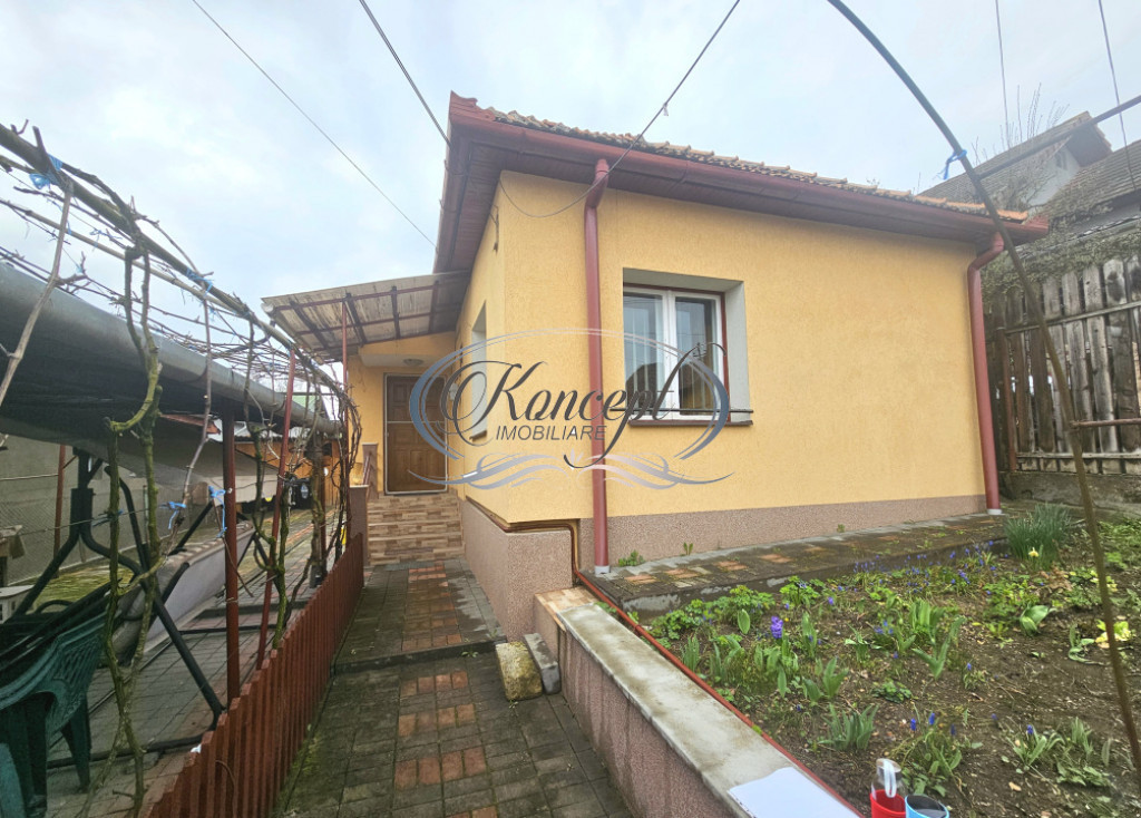 Casa solida cu teren drept si pozitie retrasa