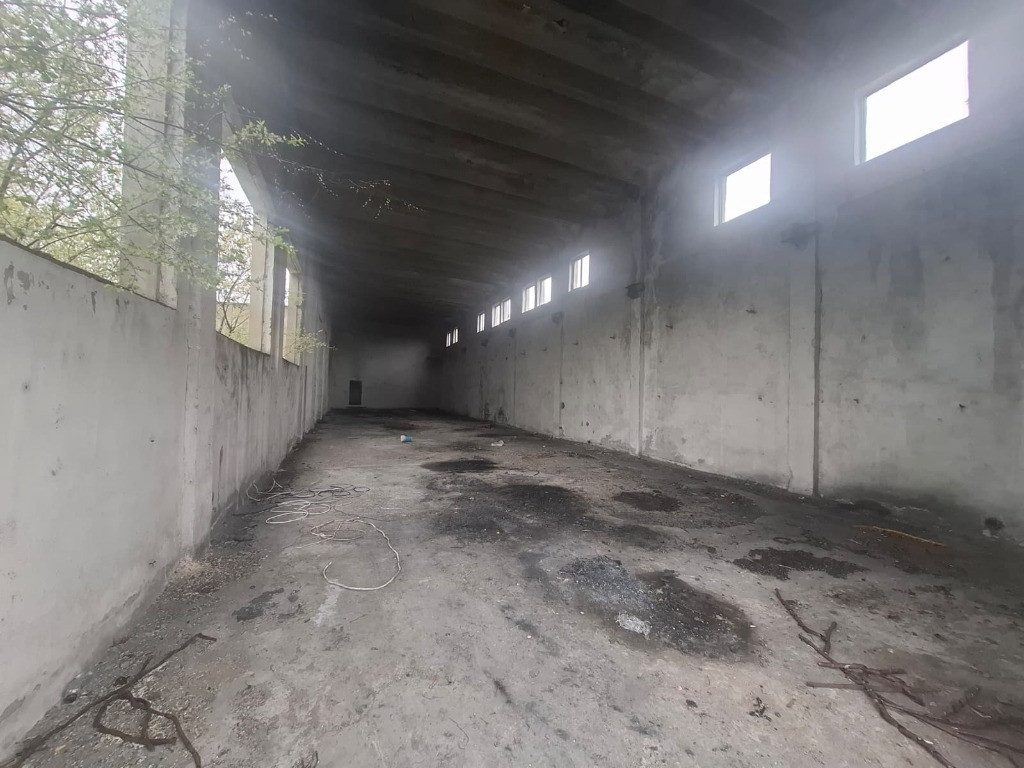 Vand hala plus teren 8000 mp intravilan zona combinat Vladimirescu