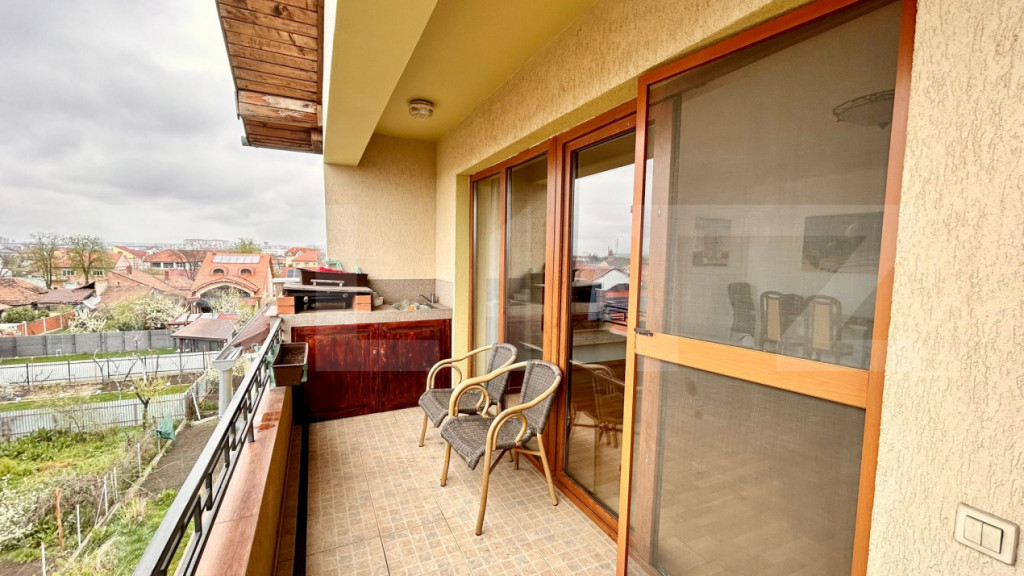 Apartament cu 3 camere, în curte privată