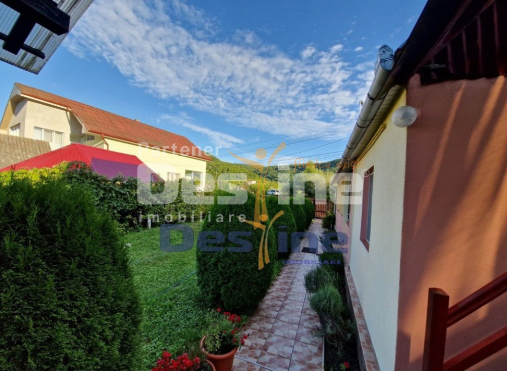 VAND CASA MOBILATA SI UTILATA + GRADINA + TEREN, DEJ