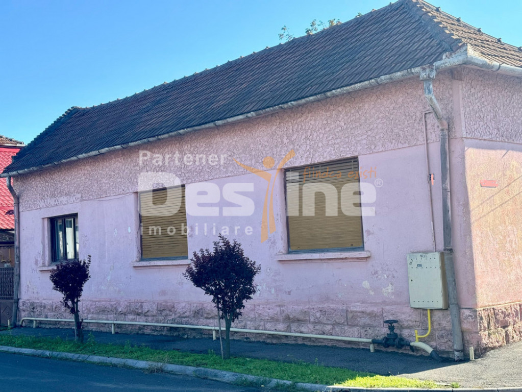 Casa de vanzare, cu 3 camere, doua bucatarii+teren in Simeri