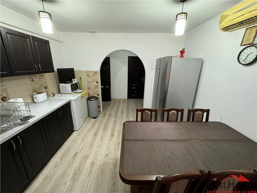 Apartament 4 camere, etaj 3 cu acoperis, nemobilat