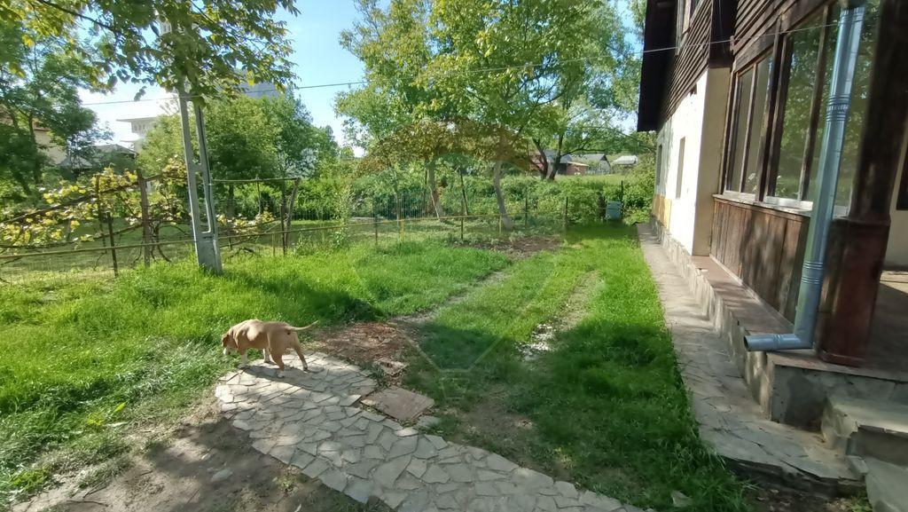 Casă de vânzare în stil vechi cu 3 camere si 3 arii î...