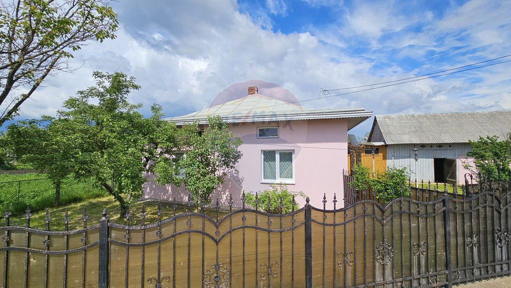 Casă cu 3 camere, teren intravilan de 1300mp în Ipoteș...